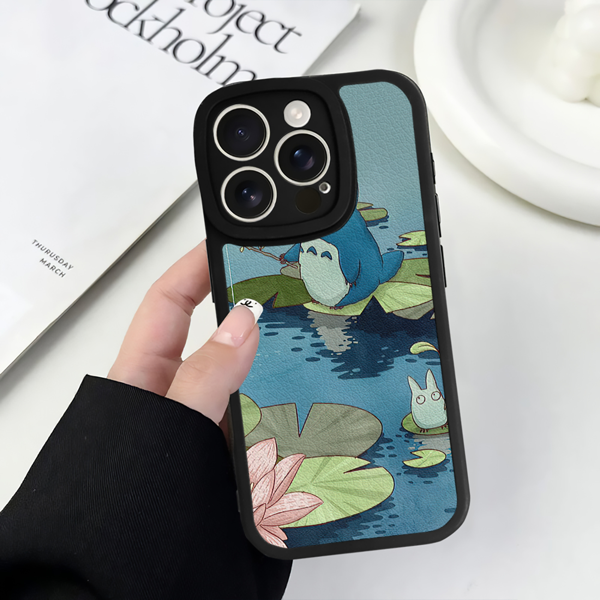 （画像用） となりのトトロ 草壁メイ 草壁サツキ My Neighbor Totoro Satsuki Kusakabe Mei Kusakabe 【iPhone 16シリーズ対応】シリコンスマホケース（レザー調） 材質：シリコン